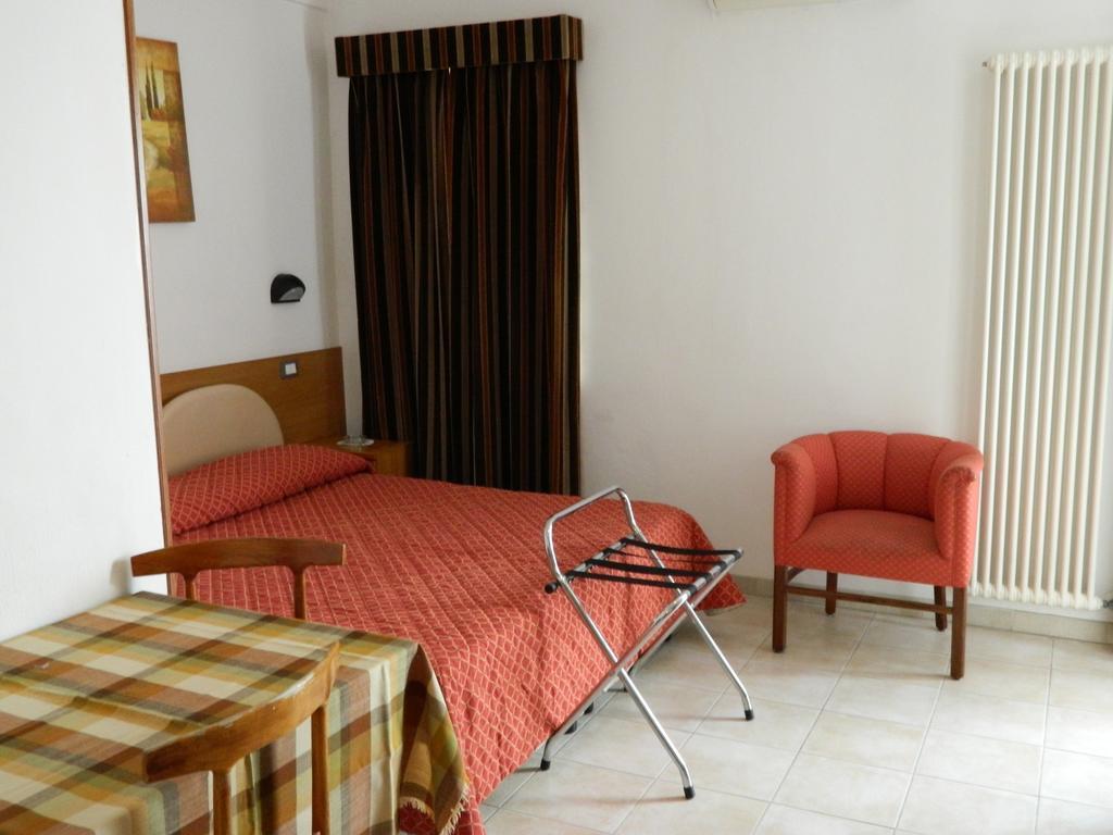 בורדיגרה Residence Dei Fiori חדר תמונה